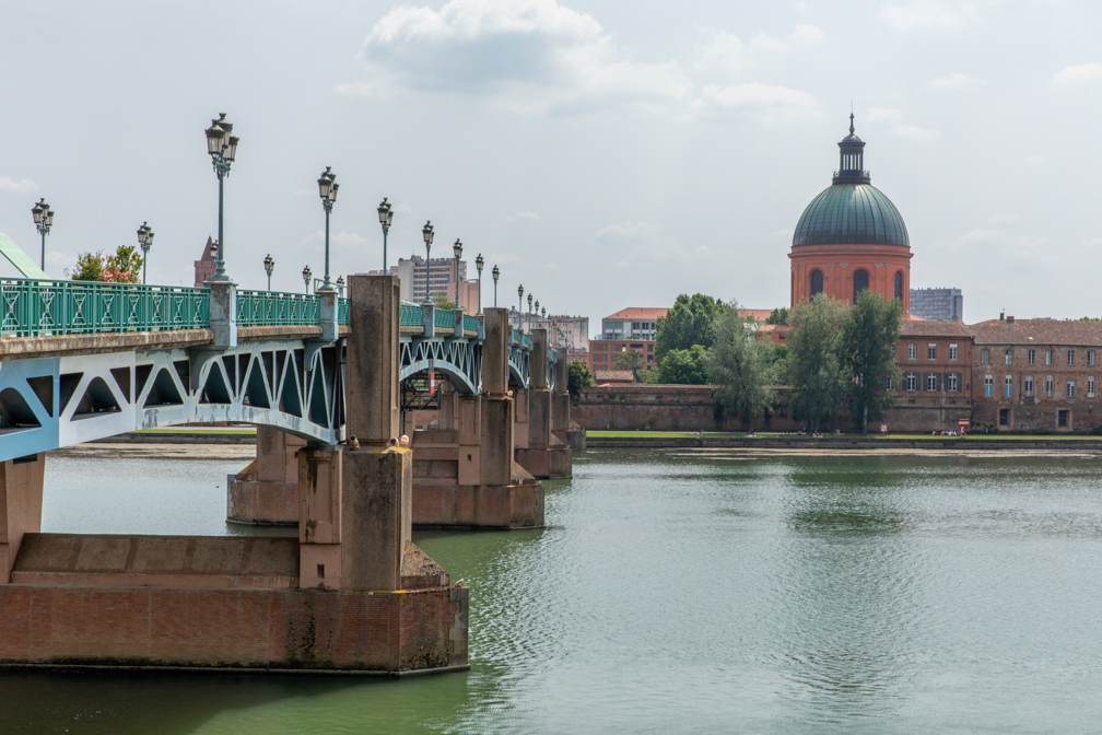 The Garonne river at Toulouse, with the historic Hôpital de la Grave